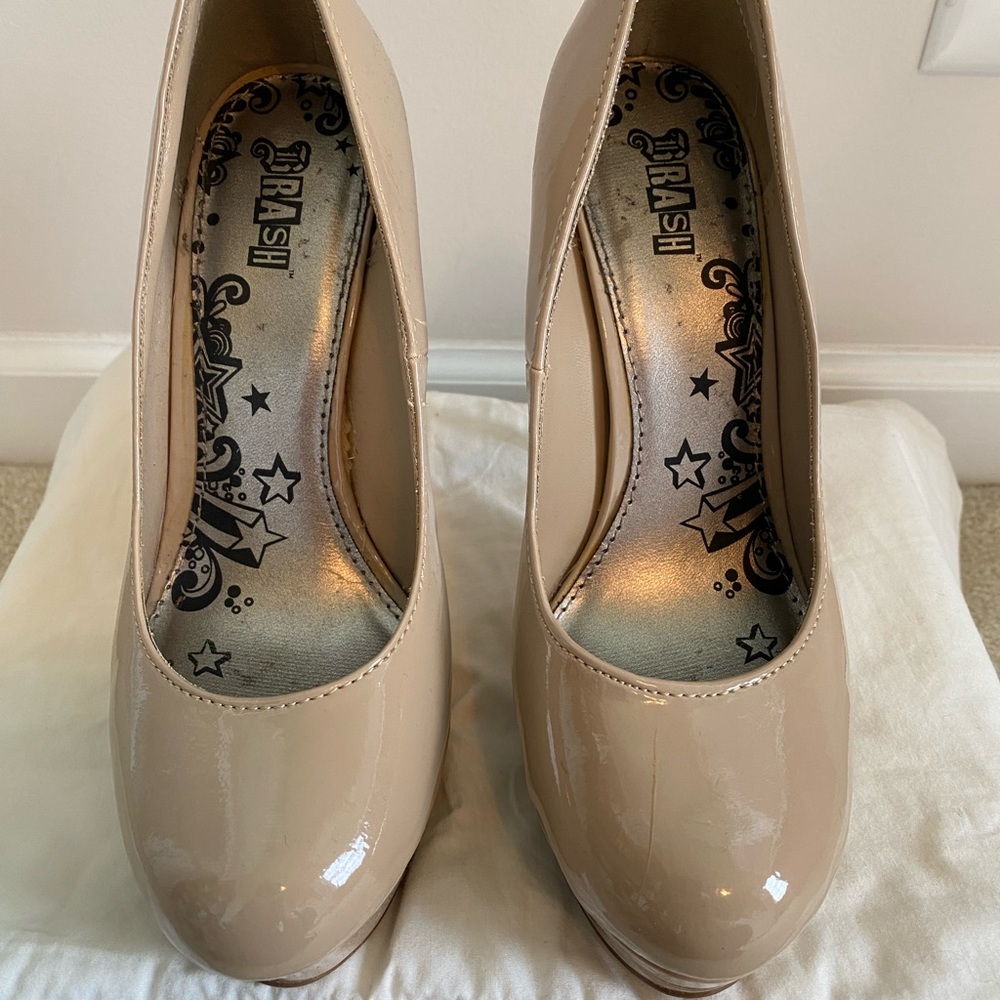 Nude heels size 7w barely used, in good shape